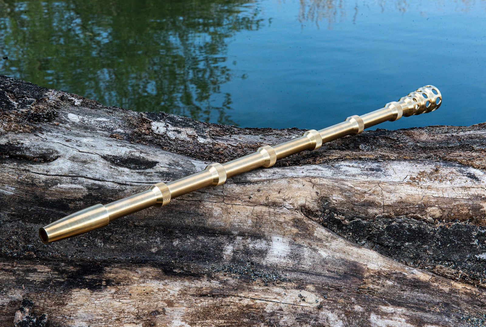 火と息がシンクロする。焚き火の逆流を防ぐ、真鍮製火吹き棒【火樂