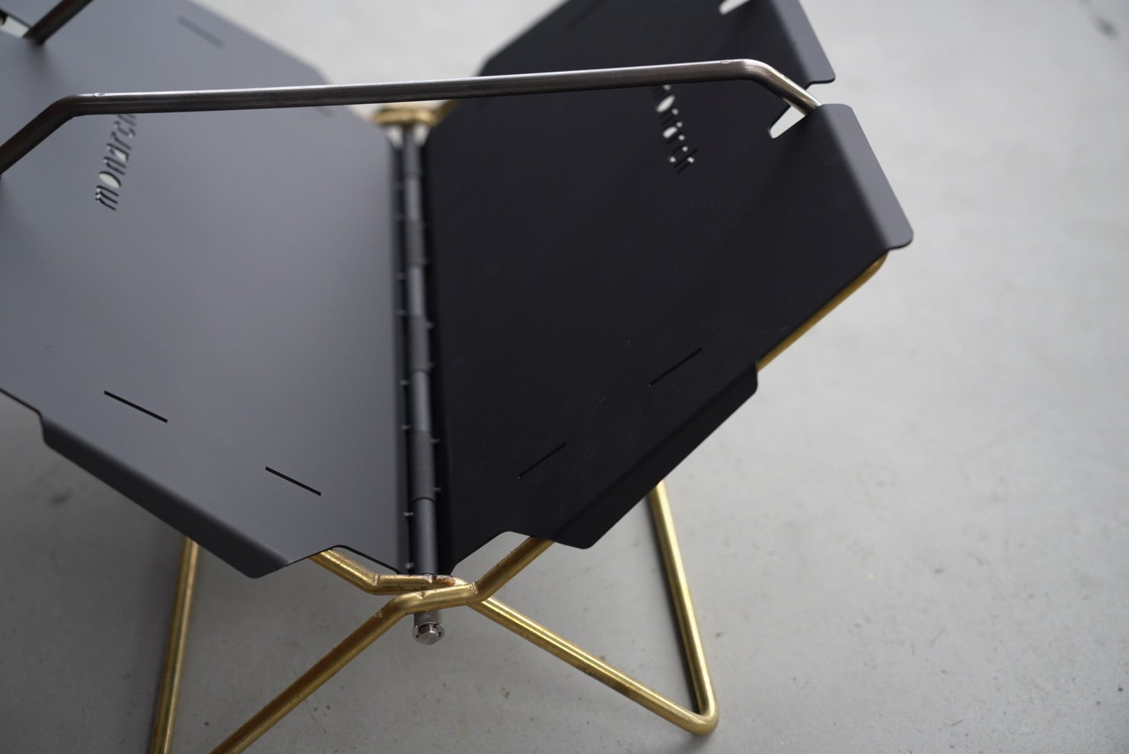 一生モノの焚き火台を。真鍮とブラック本体による美しさ、ワン