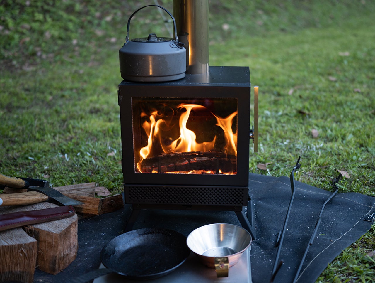 ゆらぎの炎で自分だけの没入空間を。薪ストーブBLISSがコンパクトに