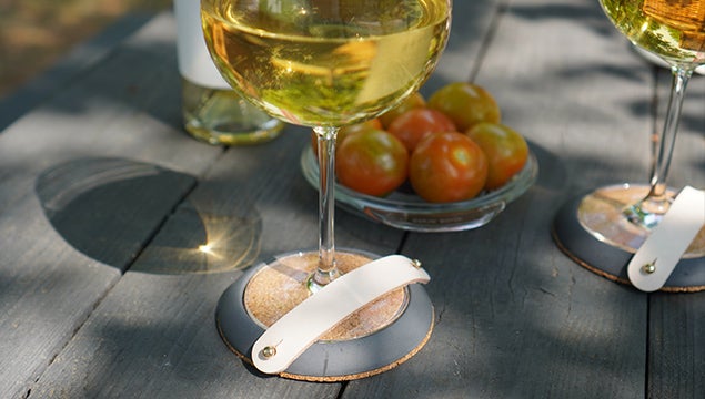 もうワイングラスを割らなくていい！ホルダー付コースターでワインを