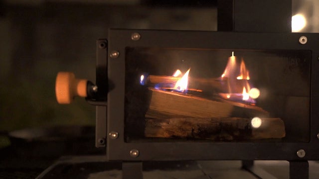 休日は炎を眺めて食事を楽しもう！ミニ薪ストーブ flamey (フレイミー