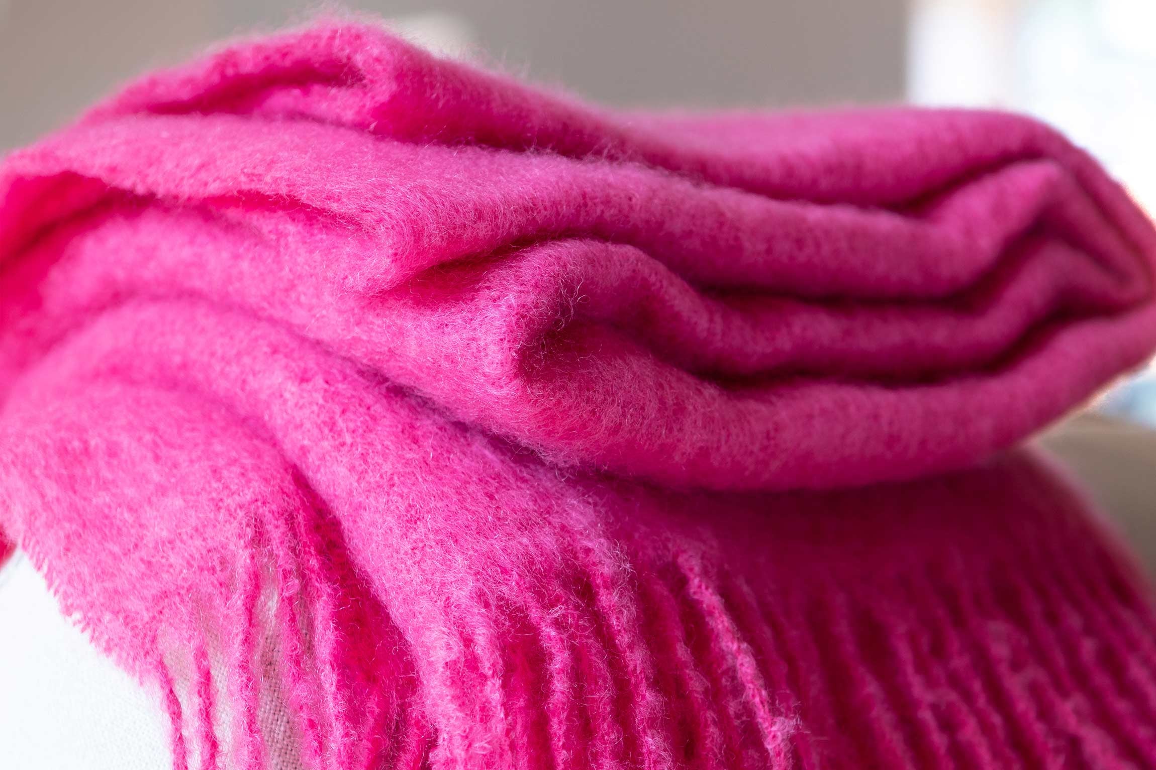 北欧カラーでインテリアに馴染む、ふわっふわのブランケット