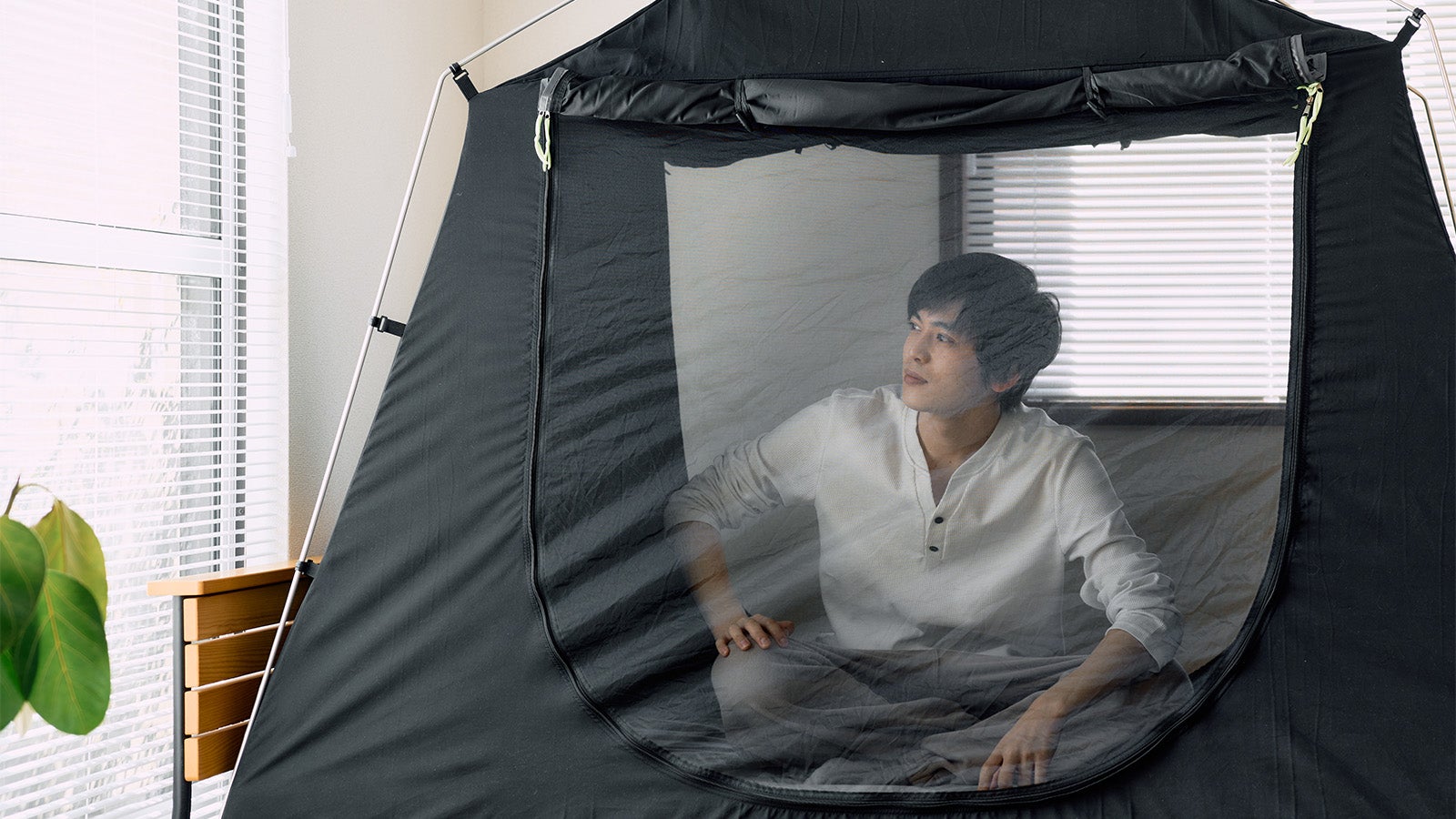 新発想！夜をつくる。簡単組立設置のベッド用遮光テント｜暗眠空間
