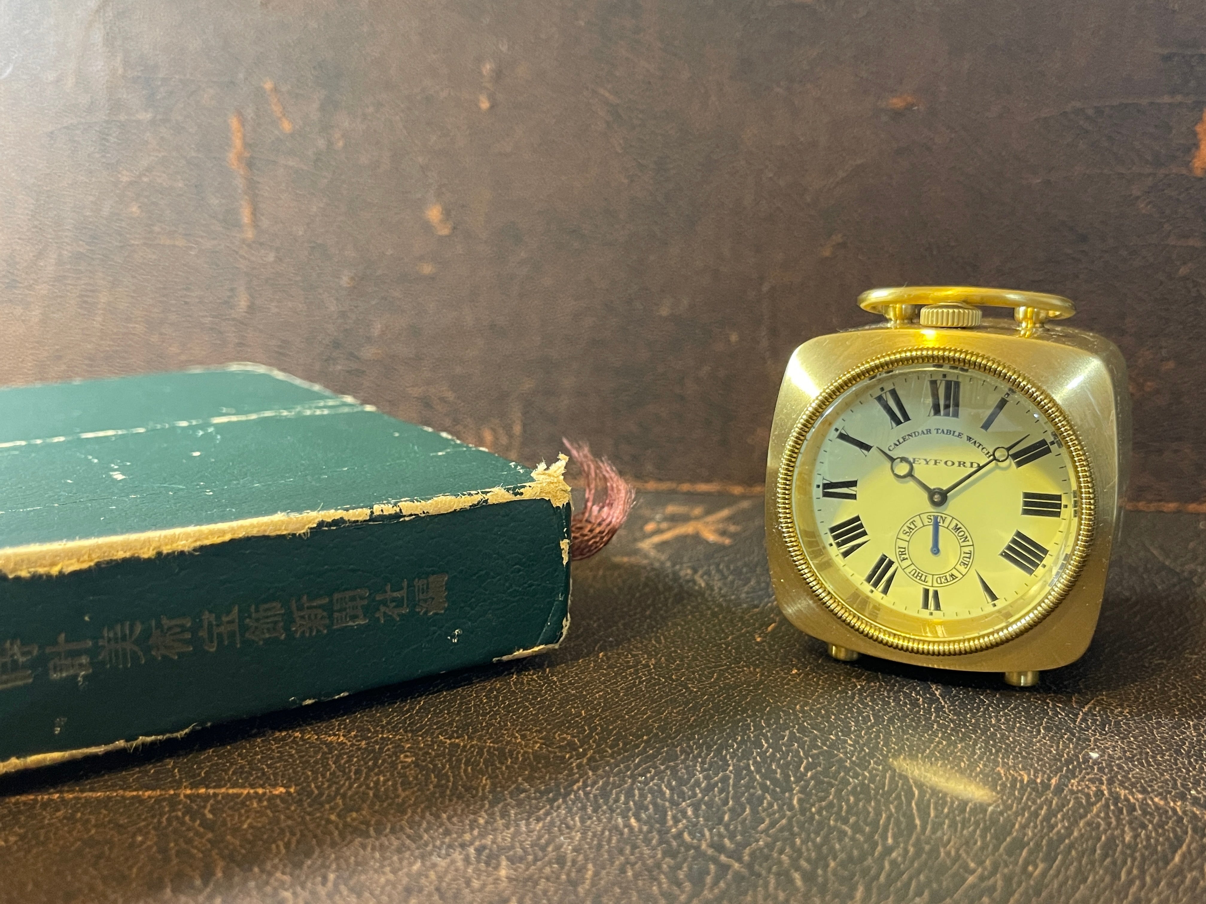 目指すは100年後にも愛されるアンティーク置時計 グラブテーブル