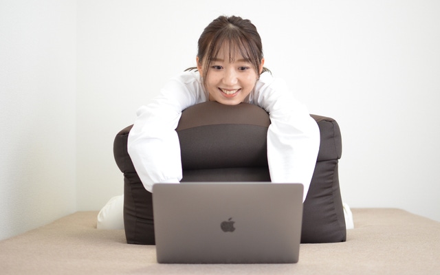 ヒトにやさしい姿勢を追求。整体師推奨の新発想ワーキングギア『よつん