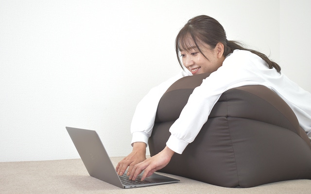 ヒトにやさしい姿勢を追求。整体師推奨の新発想ワーキングギア『よつん