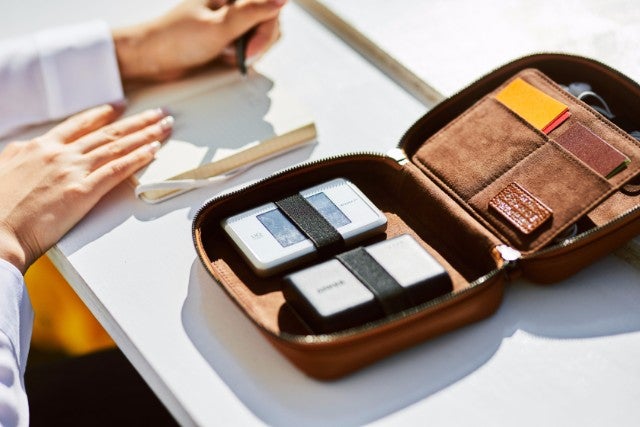 あなたのガジェットを1つに整理。クリエイターのためのレザーポーチ