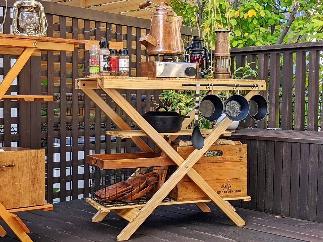 簡単折りたたみ式！自然な風合いで景観に溶け込むオール木製キッチン