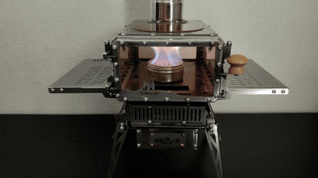 小型ながら本格的なミニ薪ストーブ！四面ガラス窓で炎を眺めながら