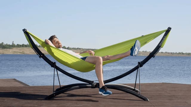 3秒で設置できるファミリーサイズハンモックスタンド「anymaka