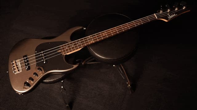 プロべーシスト日野JINO賢二さんもライブで愛用！リズムマシン搭載の