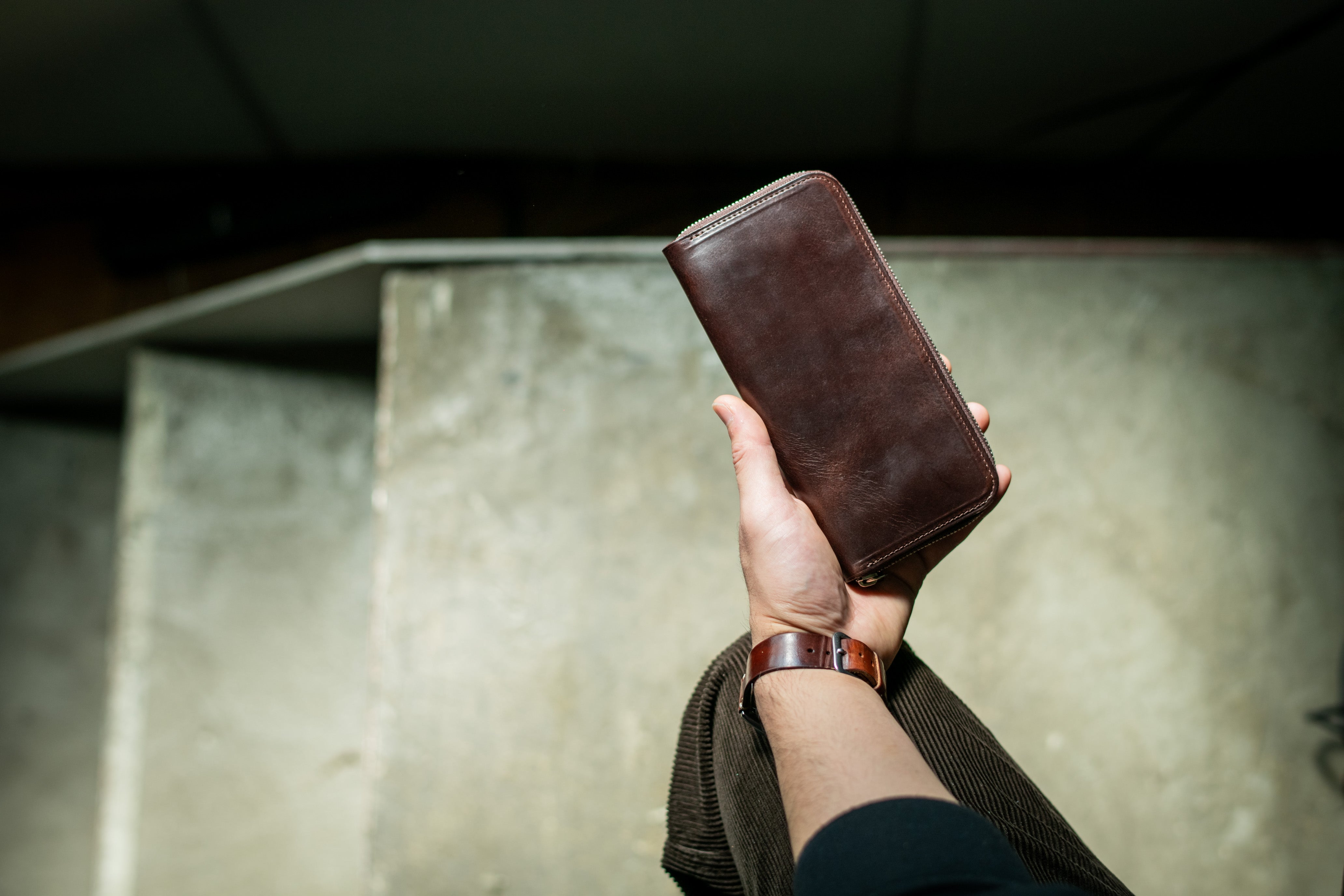 財布職人が最小の限界に挑んだラウンドジップ「クロムエクセルレザーの