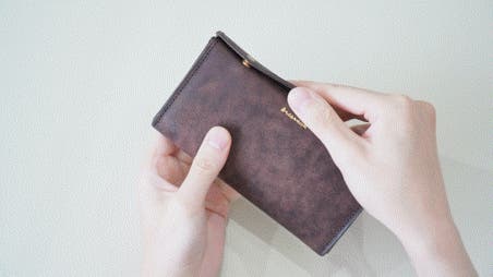 仕切りが動いて使いやすい！ワンタッチで開いてお札サイズの小さな長