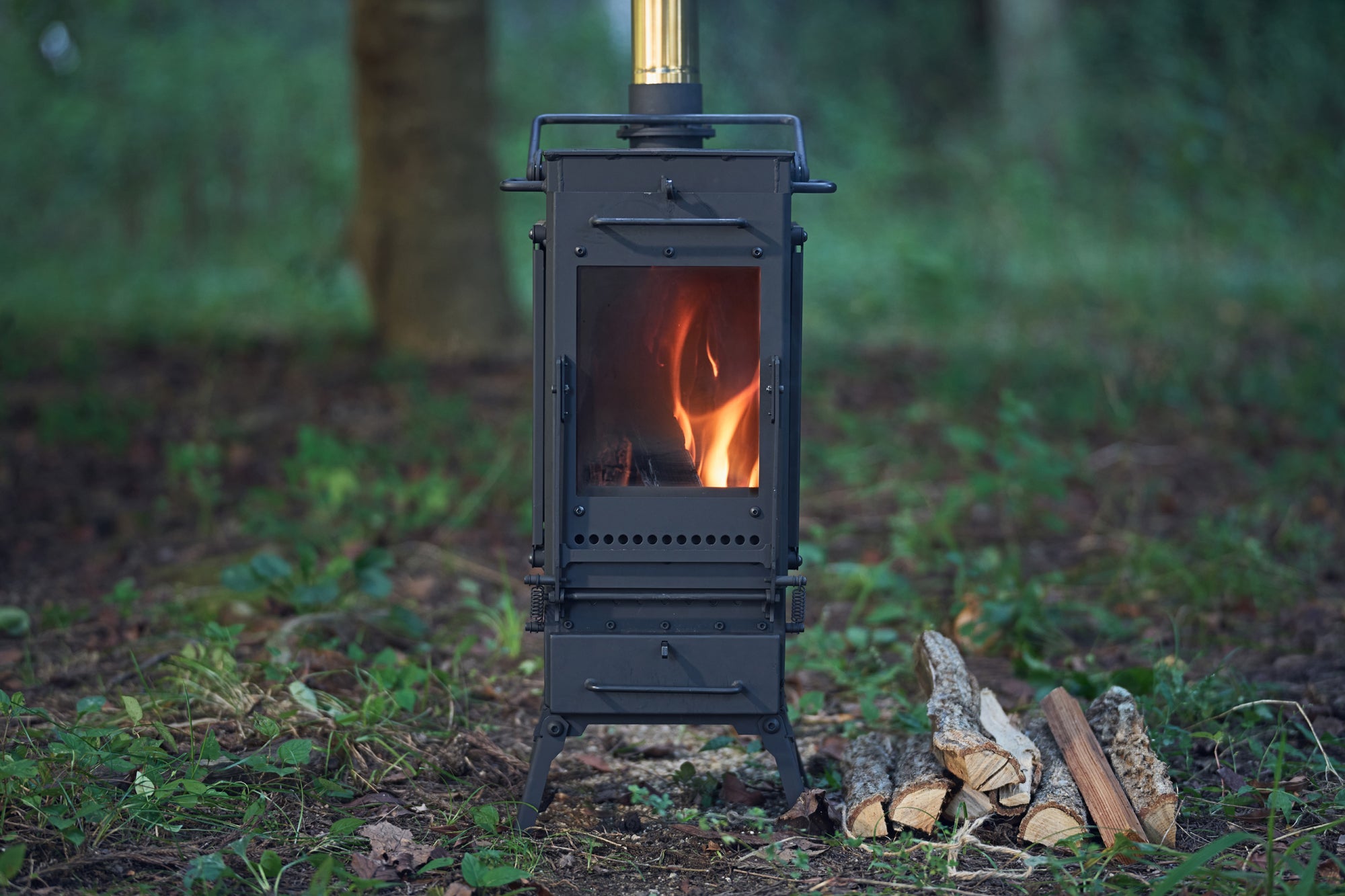 縦型のデザインと充実した機能、薪ストーブ「Flame Chest」誕生