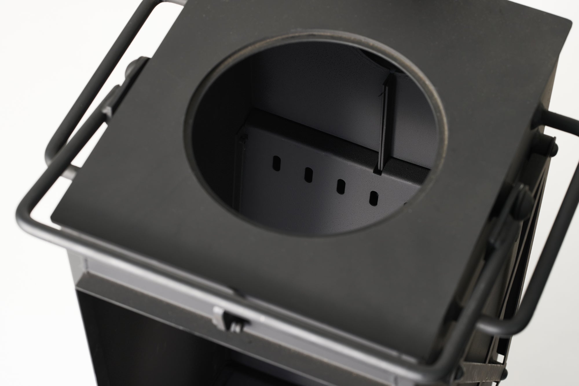 縦型のデザインと充実した機能、薪ストーブ「Flame Chest」誕生