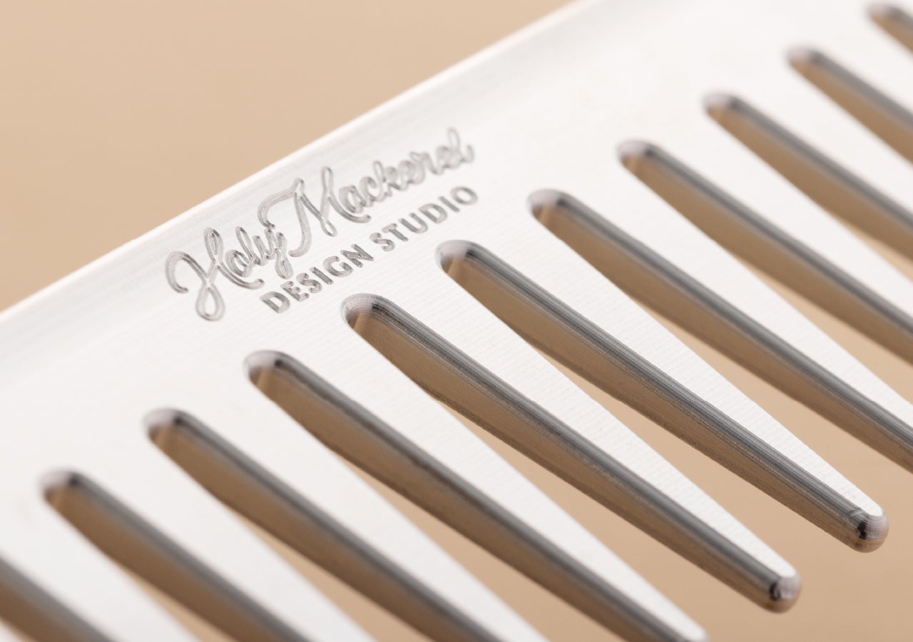 艶出しとまとまりのある髪をこの1本の櫛で。アルミ特性を活かした