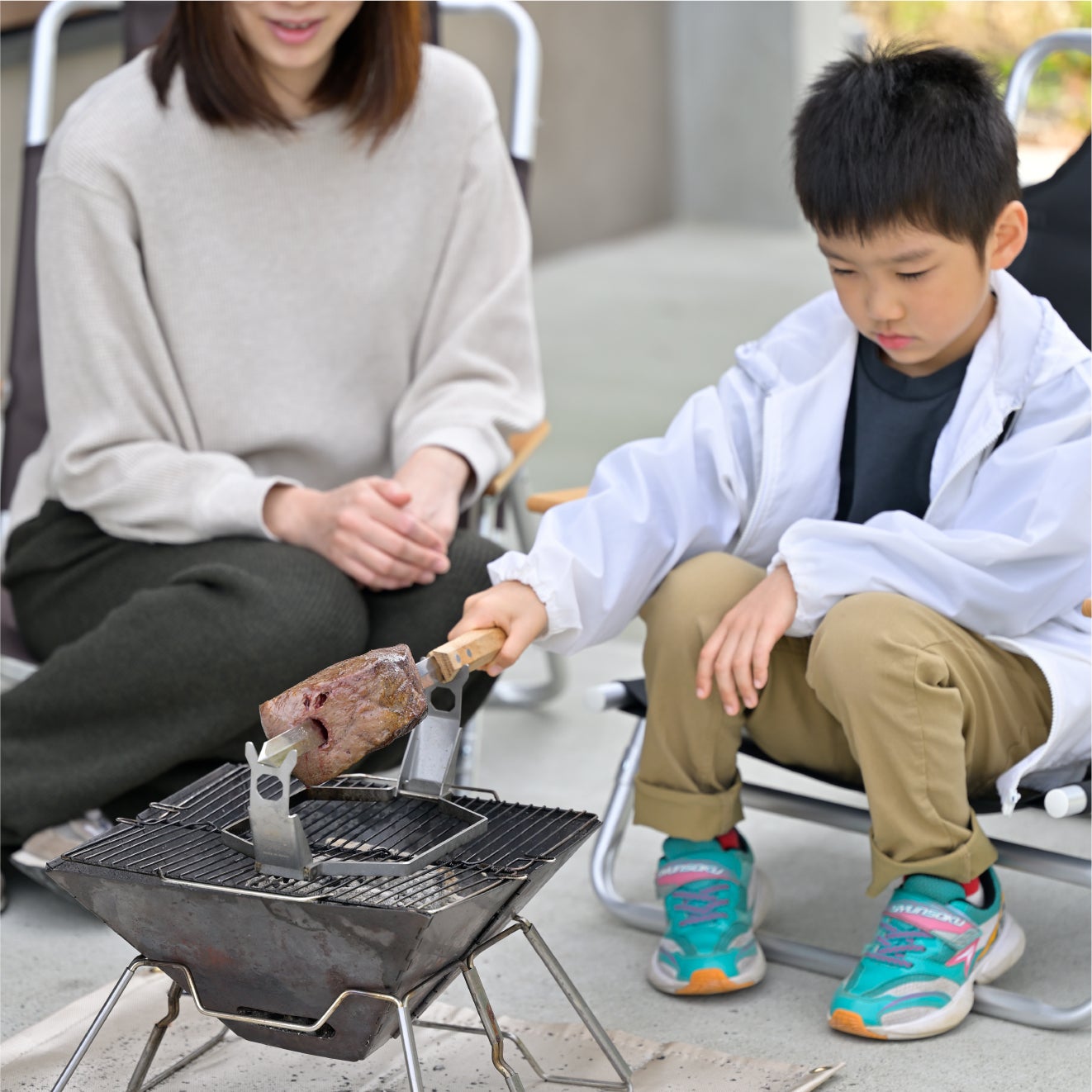 小さいのに、アウトドアの主役に！回しながら焼くコンパクトなロースト