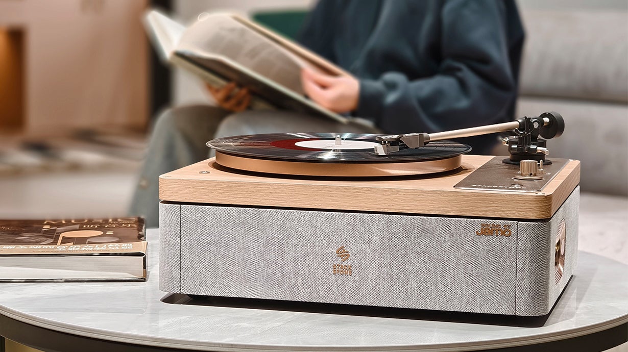 新しいアナログブームをリード。北欧Jamo音響技術の一体型レコード