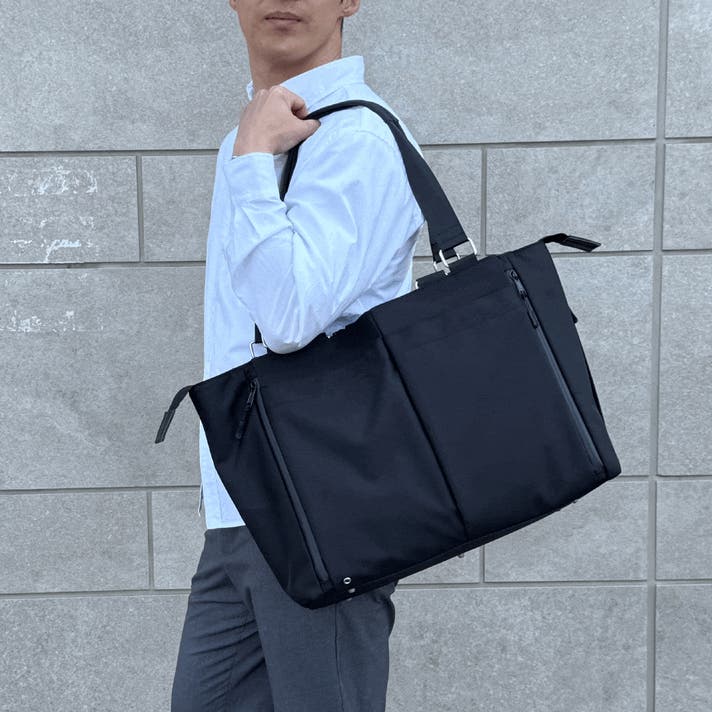 スマホも書類も探さない！大容量なのに驚きの持ちやすさ！多機能3WAY