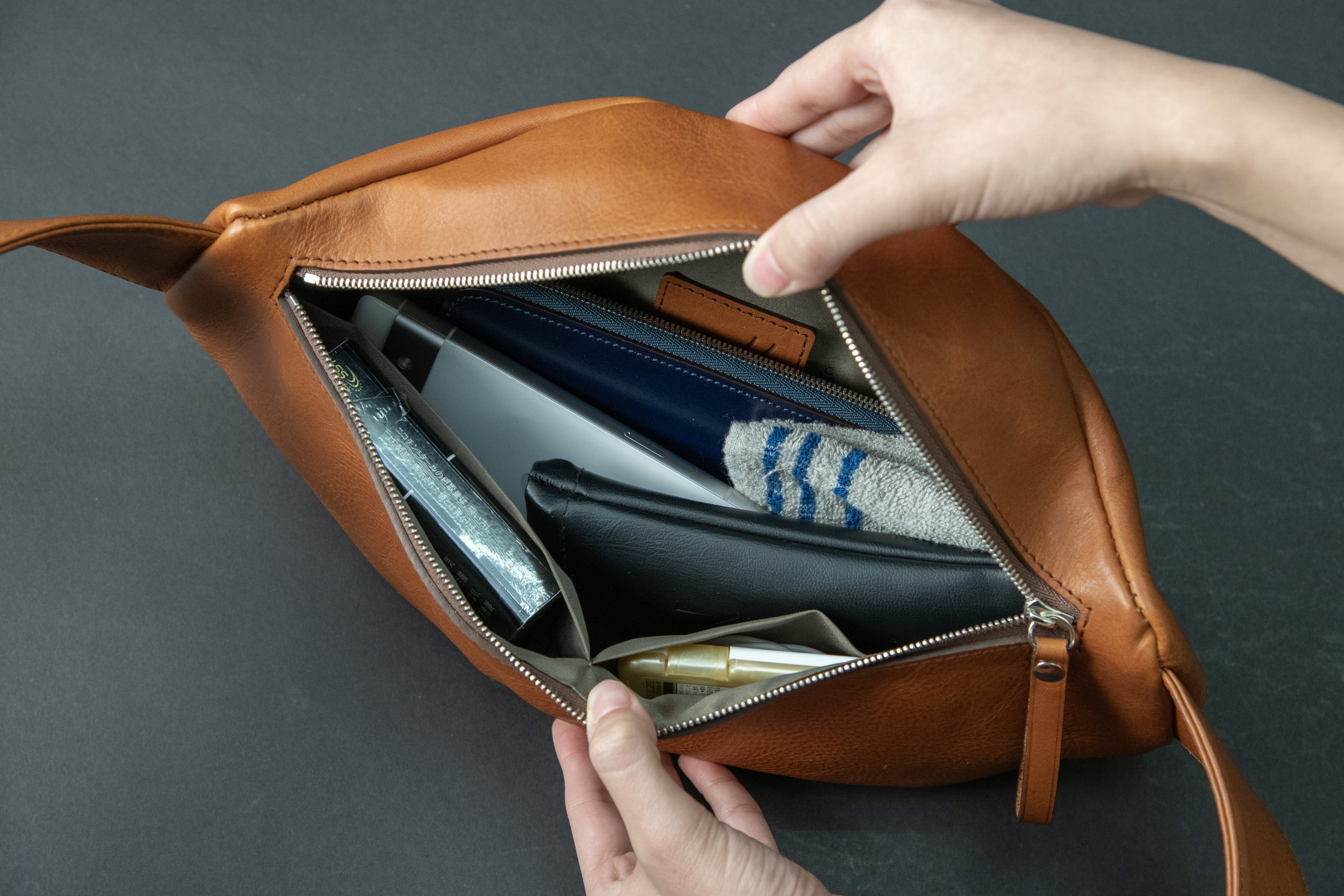 バッグ職人が本気で作る！革なのに軽い「大人スリムボディバッグ