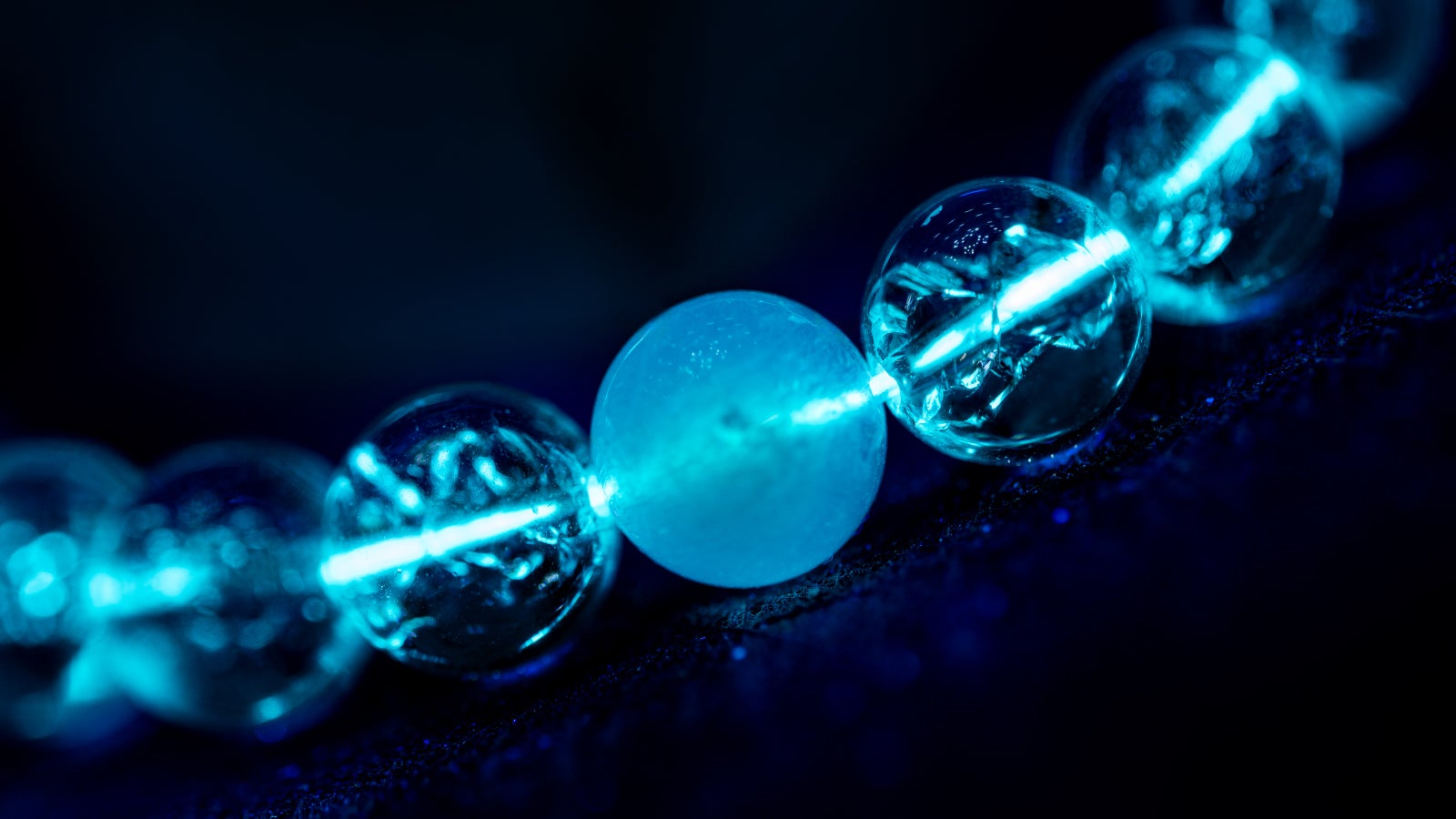 願いが届く】月が育てる奇跡！蒼に光り輝く天然月光石×白水晶