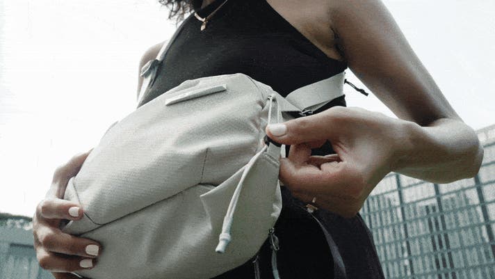 見た目以上の収納力。ボトルも傘も、魔法のように隠せる高機能バッグ