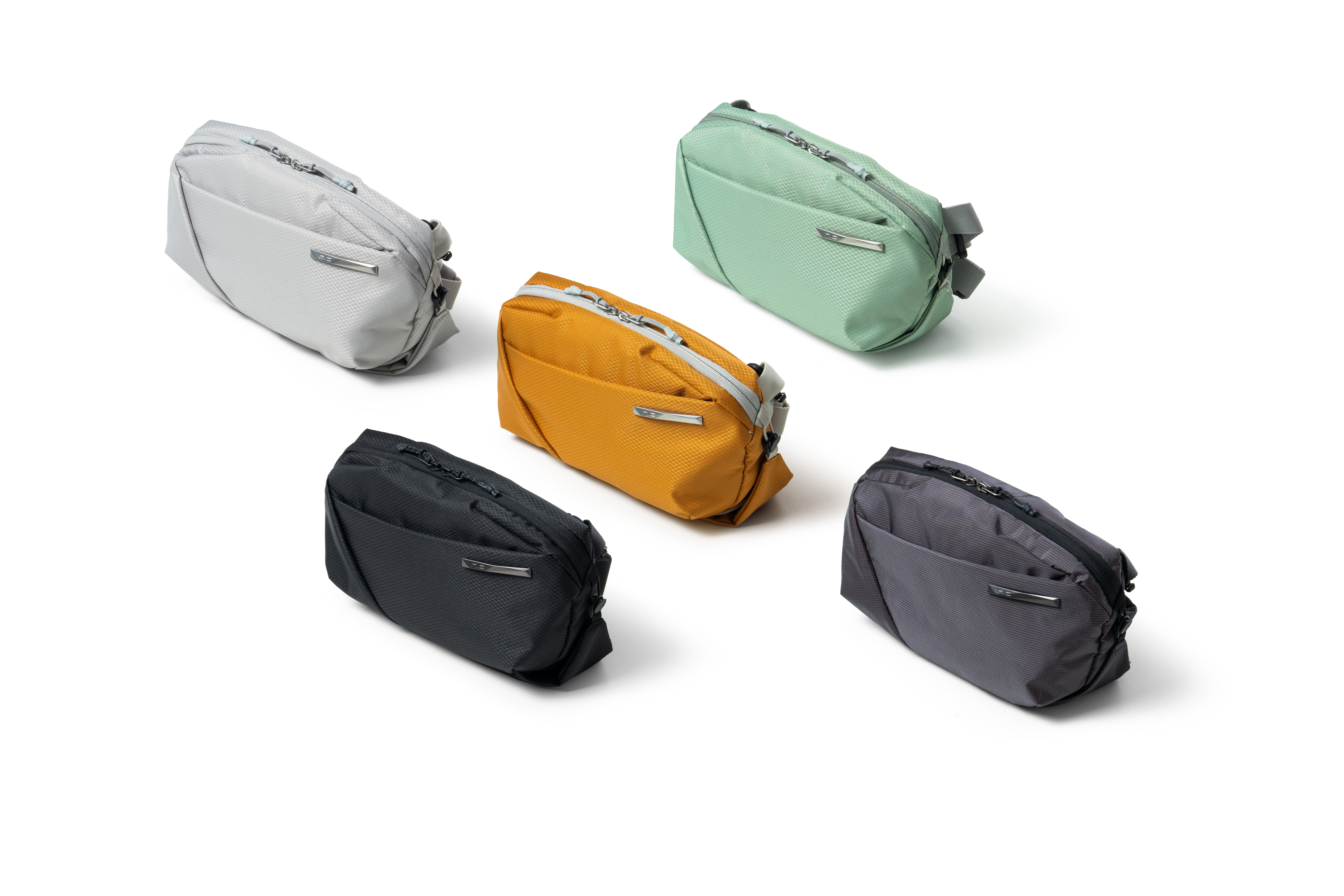 見た目以上の収納力。ボトルも傘も、魔法のように隠せる高機能バッグ