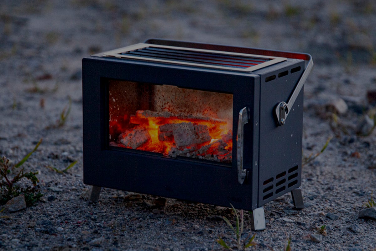 置けば、そこが暖炉の前になる。炭火を目で愉しむ、片手で連れ出せる