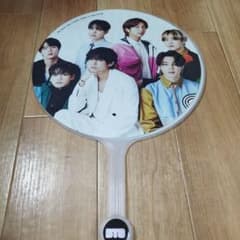 BTS うちわ メンバー集合写真 花柄 - メルカリ
