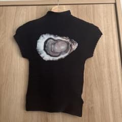 musubore 牡蠣 プリーツプリントトップス 黒 - メルカリ