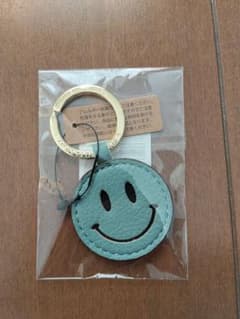 スマイリーフェイス キーホルダー(ライトブルー) - メルカリ