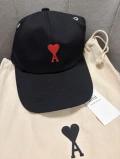 AMI PARISブラックキャップ ハート刺繍 - メルカリ
