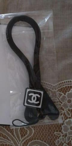 新品未使用ノベルティシャネルCHANEL黒ナイロン携帯ストラップログ入