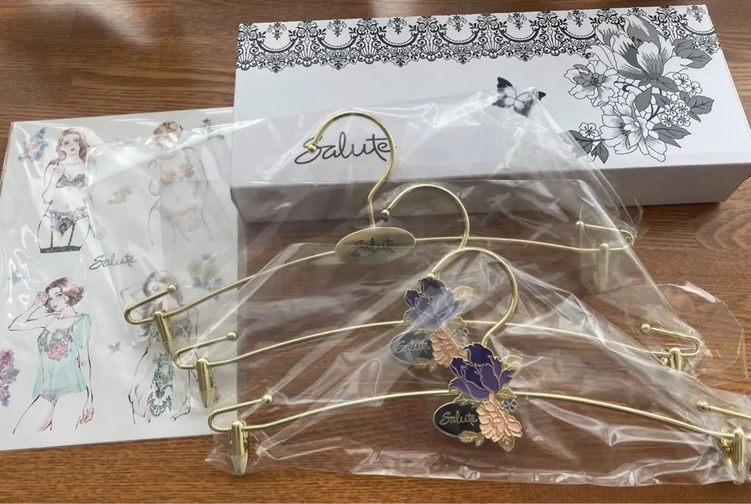 2026年最新】サルート ノベルティ ハンガーの人気アイテム - メルカリ