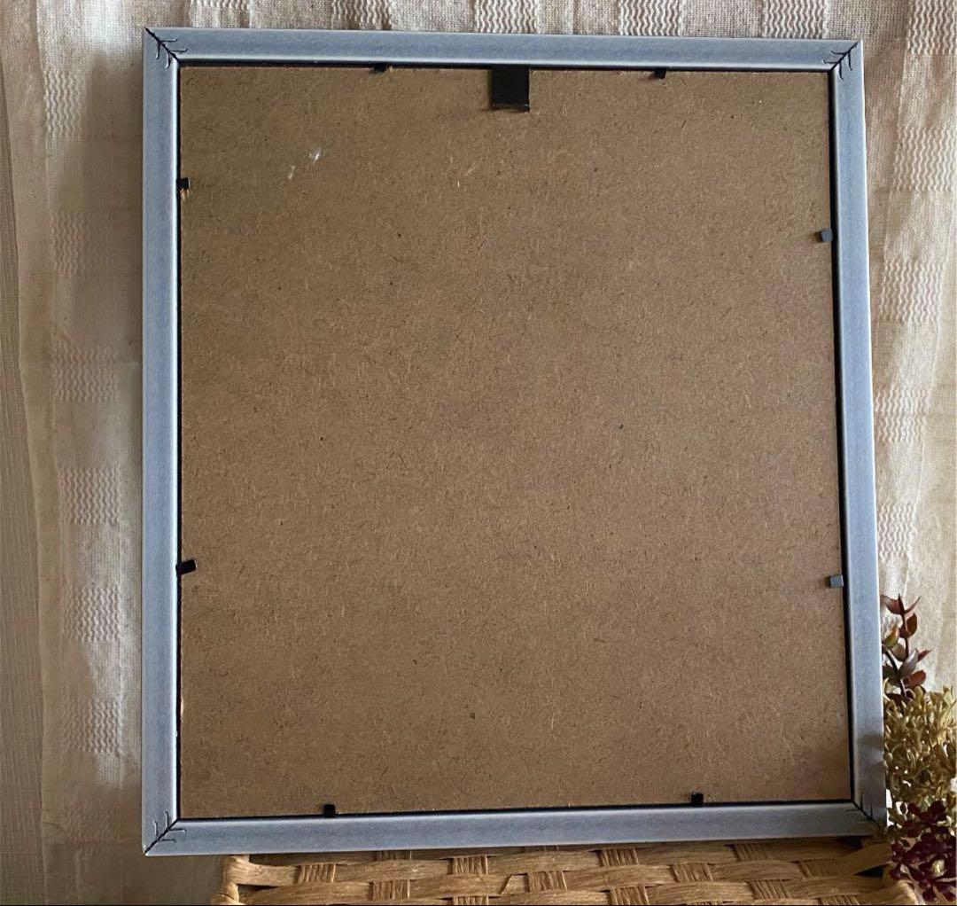 絵画 。壁掛け絵【美しい赤いバラ園でワインを飲みながら白い猫を抱いている少女】