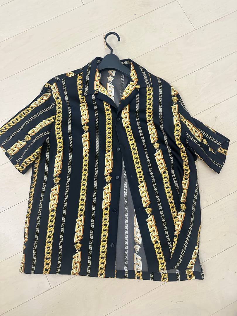 VERSACE チェーン柄 半袖シャツ ラグジュアリーな素材感と大胆なデザインが冴える、ヴェルサーチェの