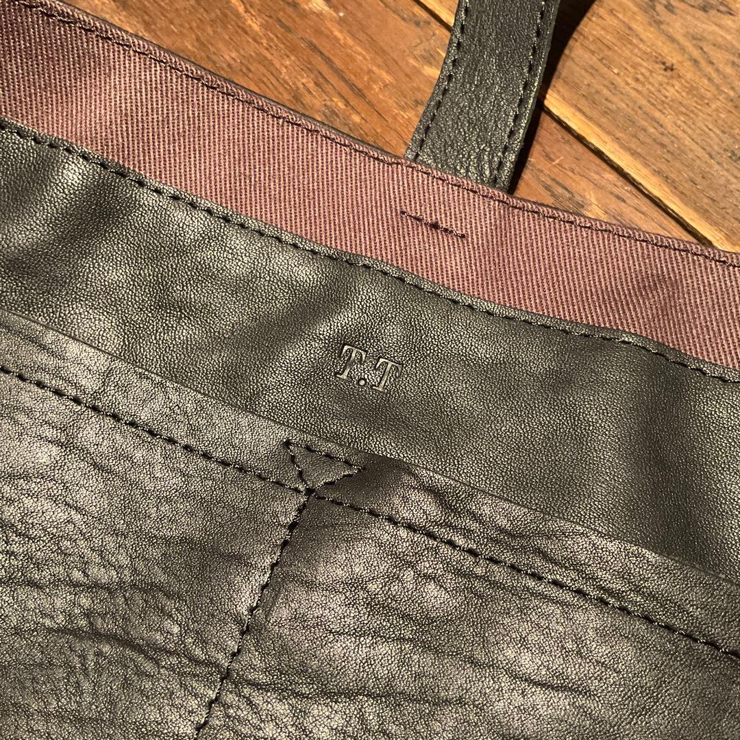 偽*ん様 T.T ニュースペーパーバッグ レザー製 - メルカリ