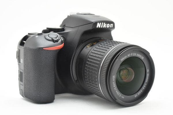 【美品】ニコン Nikon D5600 レンズキット《ショット数11958回》