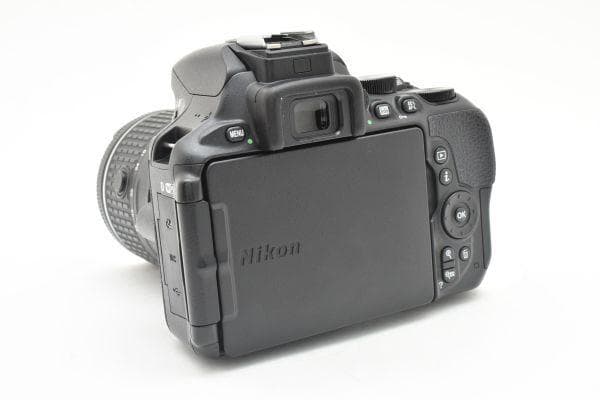 【美品】ニコン Nikon D5600 レンズキット《ショット数11958回》