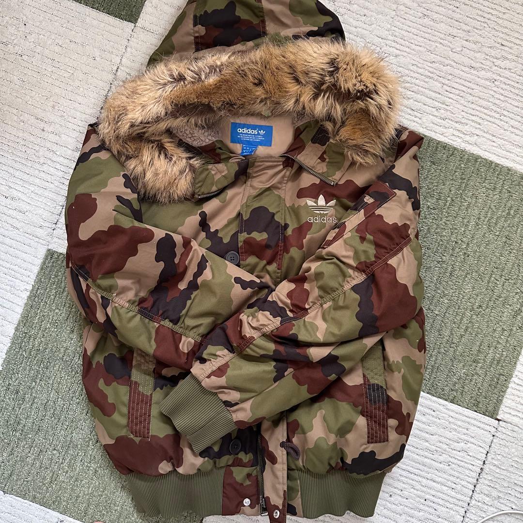 adidas original 迷彩柄 ダウンジャケット - メルカリ