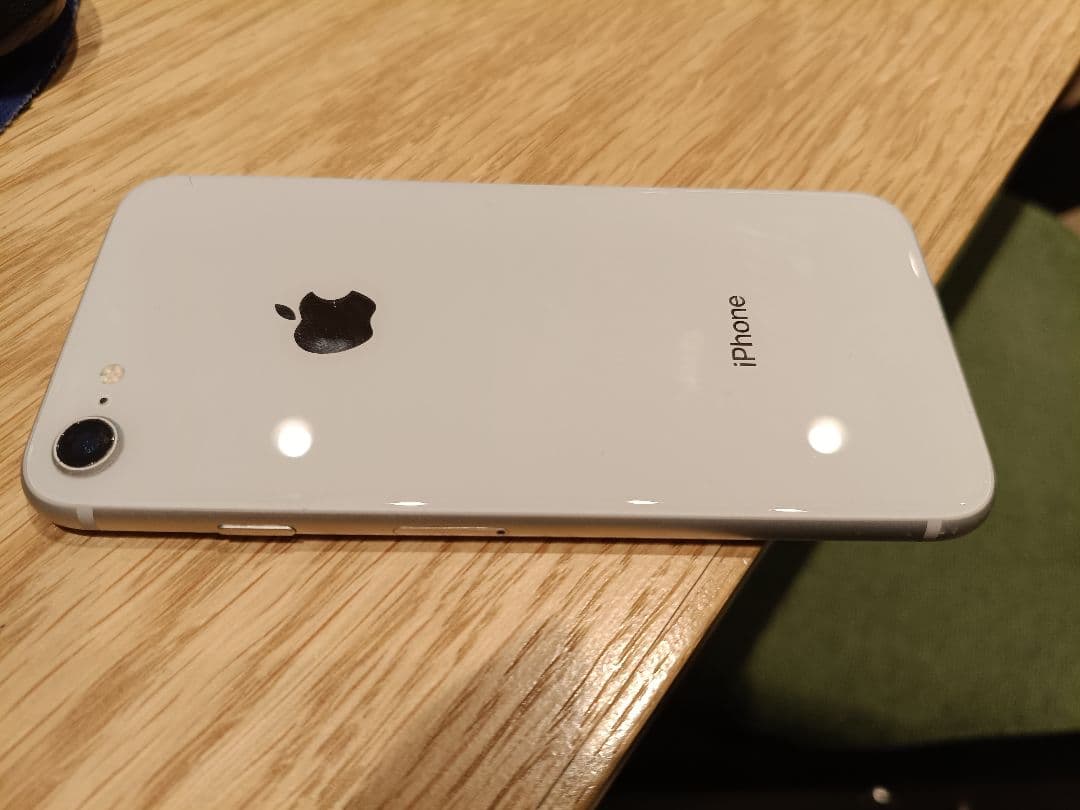 iPhone8 64GB シルバー（ACアダプターと充電ケーブル付）☆美品