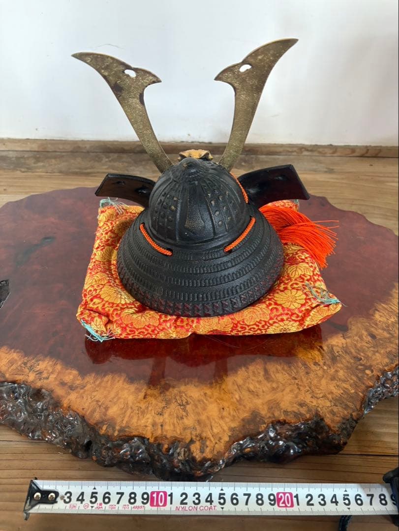 伝統的な黒金兜と箱付き 収納着用徳川公兜(とくがわこうかぶと)｜227,800円(税込)｜間口63cm