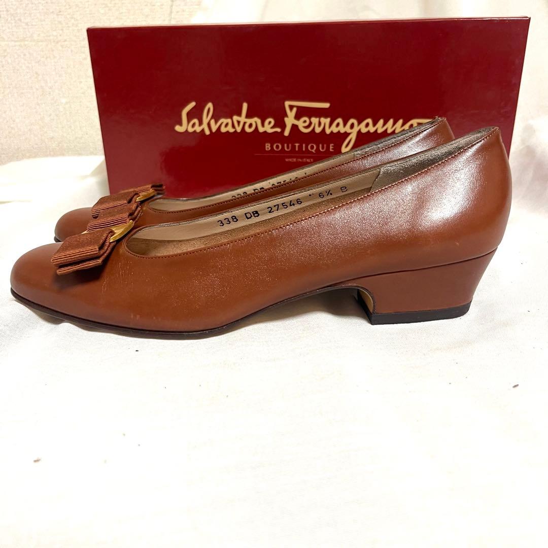 フェラガモ　超美品　ブラウン パンプス 6.5Ｂ　幅狭　ヴァラリボン