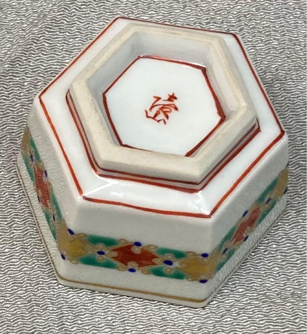 B196s 「牛図 六角酒盃」三代上出喜山作 共布共箱 九谷焼 宮内庁御用達