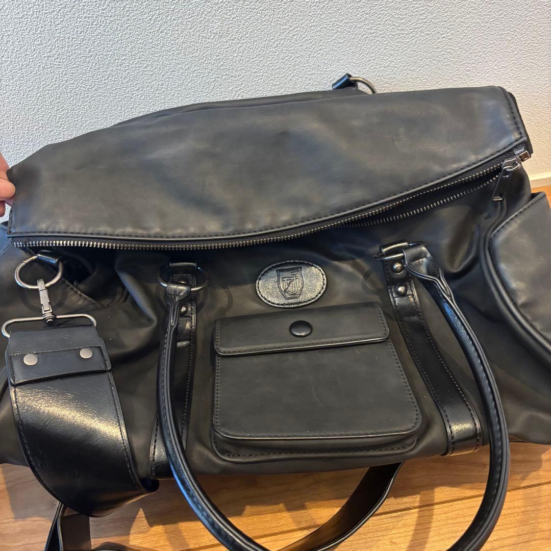 TINA：JOJUN ショルダー付き トラベルバッグ ブラック - メルカリ