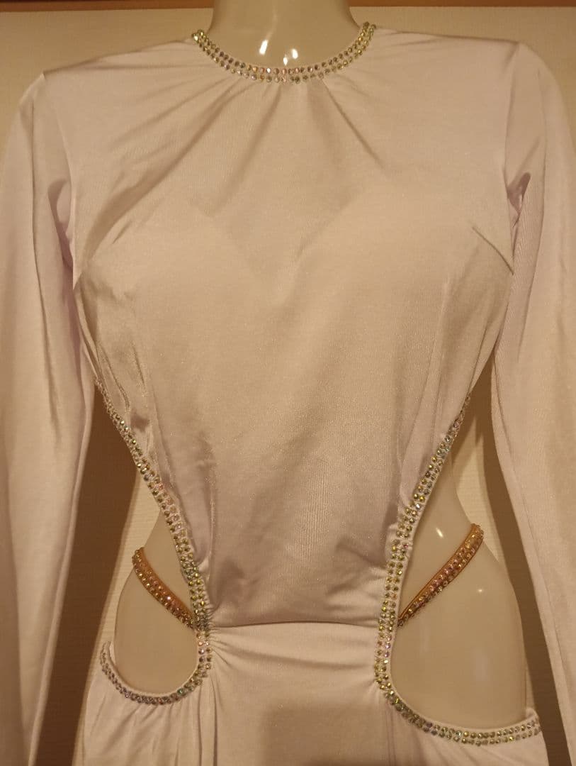 大胆なカットが美しくセクシー 白のルンバドレス ラテン 社交ダンス