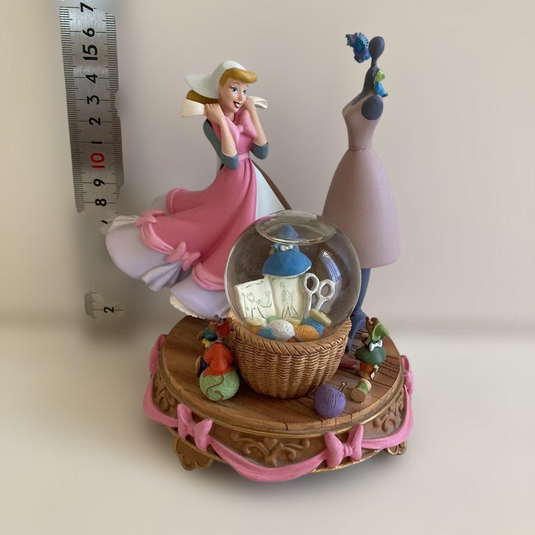 シンデレラ　ピンクドレス　フィギュア　スノードーム　ディズニーストア