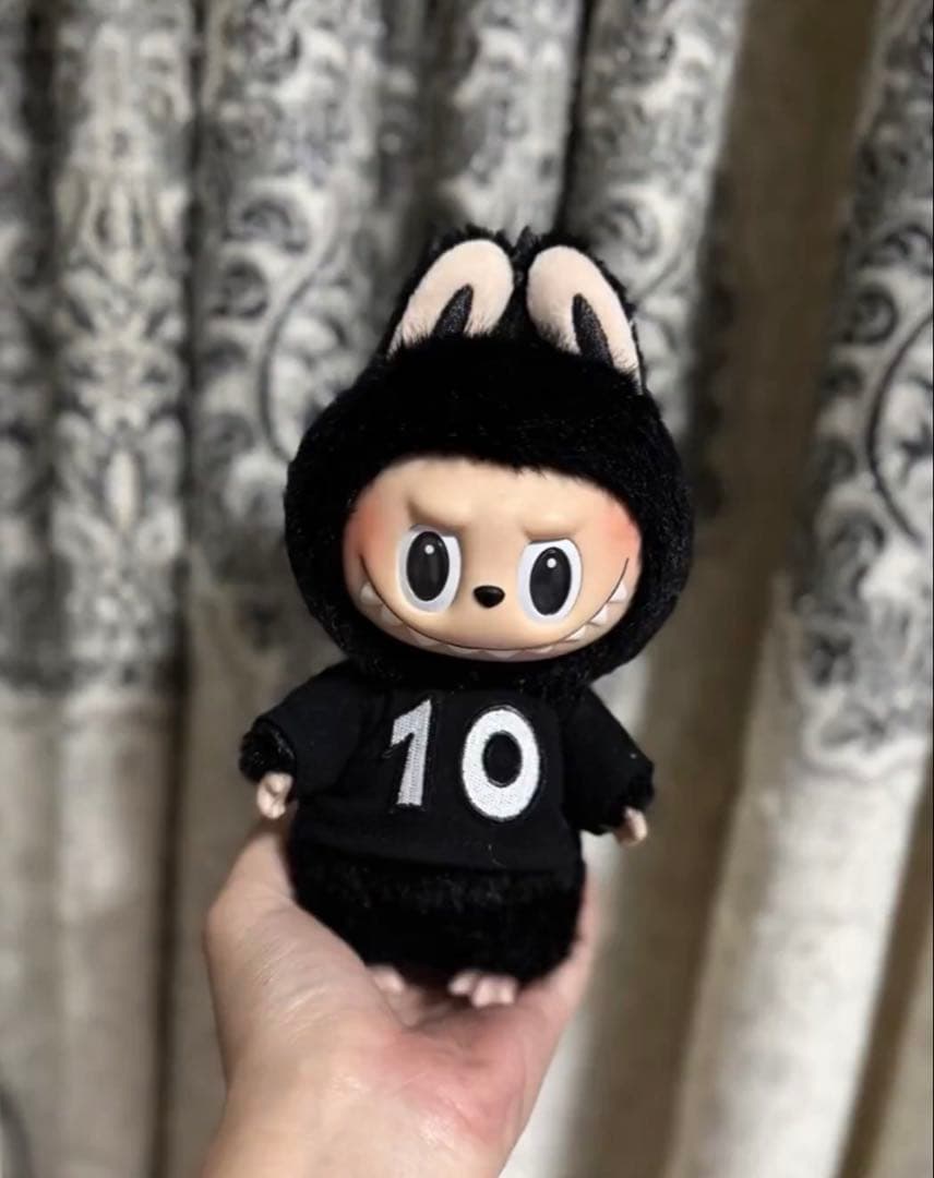 THE MONSTERS LABUBU 10周年記念展限定ぬいぐるみ - メルカリ