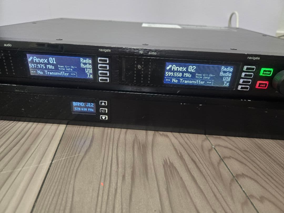 SHURE】シュアワイヤレス受信機AXT400分配アンプAXT630セット - メルカリ