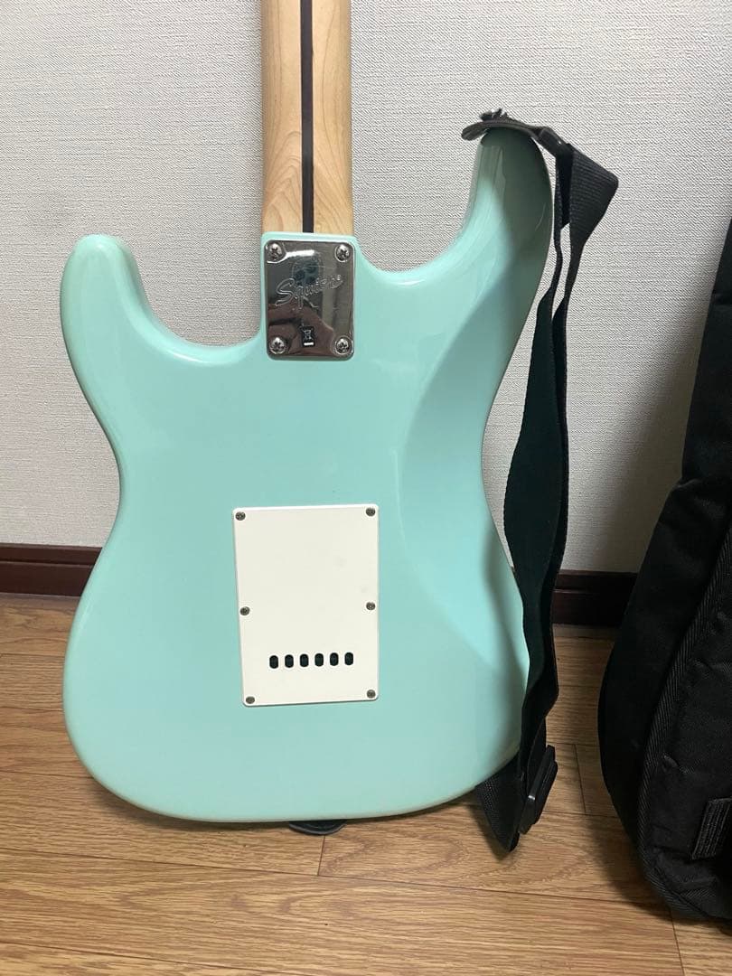 ケース付き　Squier by Fender エレキギター　ダフネブルー　水色